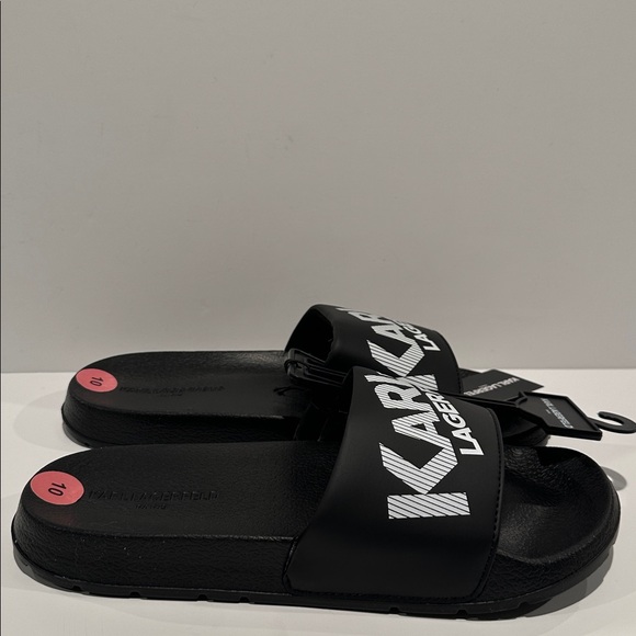NWT Karl Lagerfeld Men’s Rubber Flip Flops in Black with White Karl Lagerfeld.